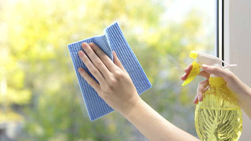 How to clean windows without smears